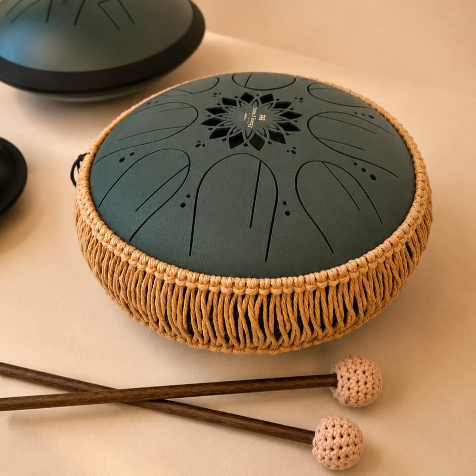 Handpan mit Schlägeln in warmem, ruhigem Licht