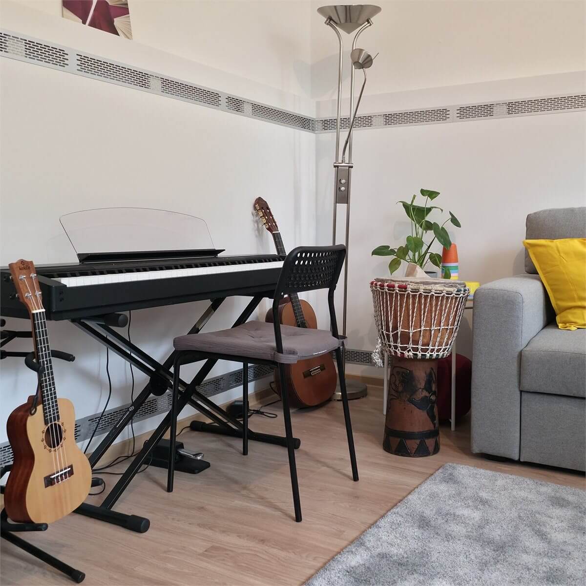 Musiktherapieraum mit Klavier, Stuhl und Instrumenten in warmem Licht